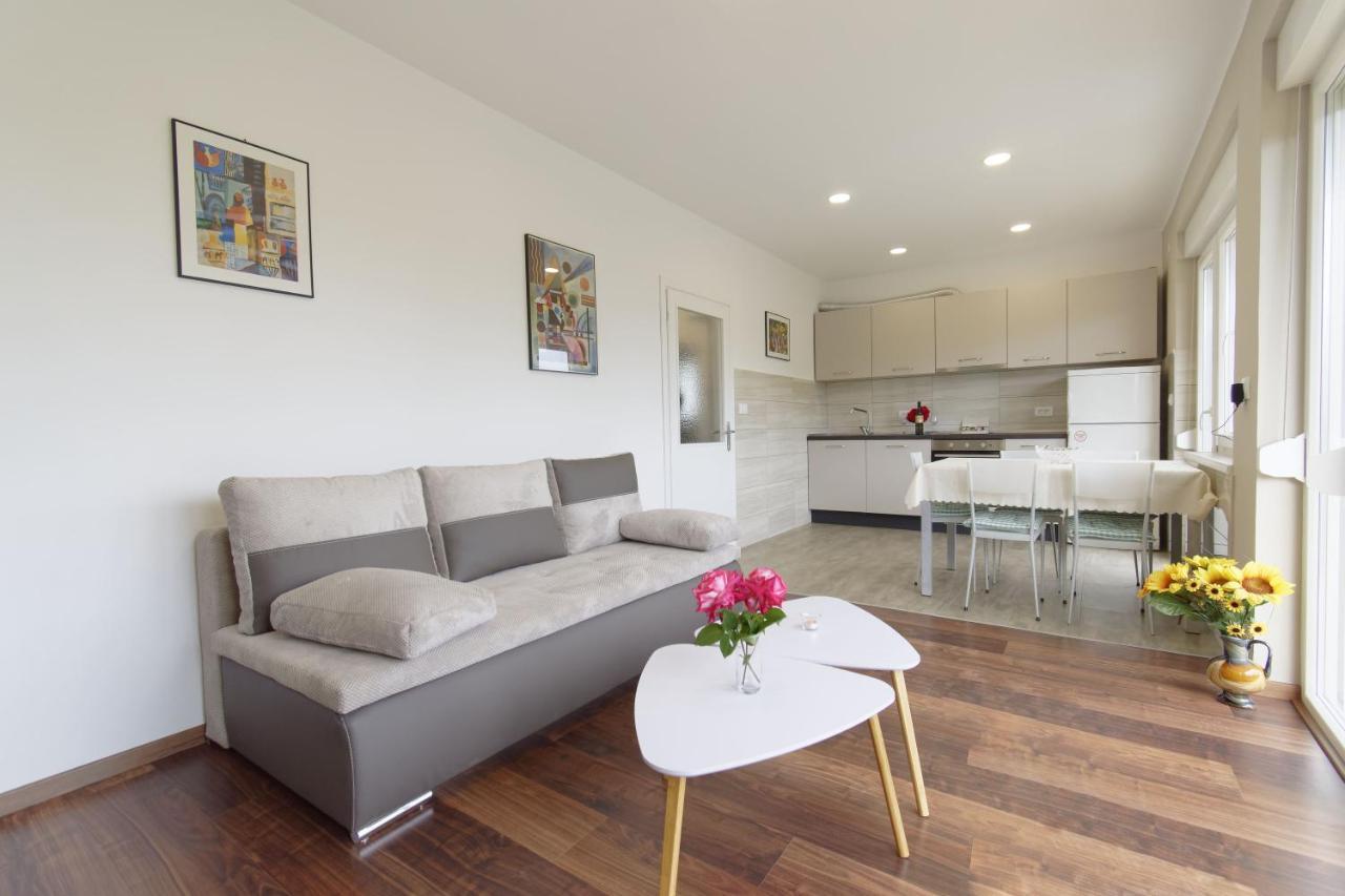 Apartment Patrik By Rent Istria Umag Exterior foto
